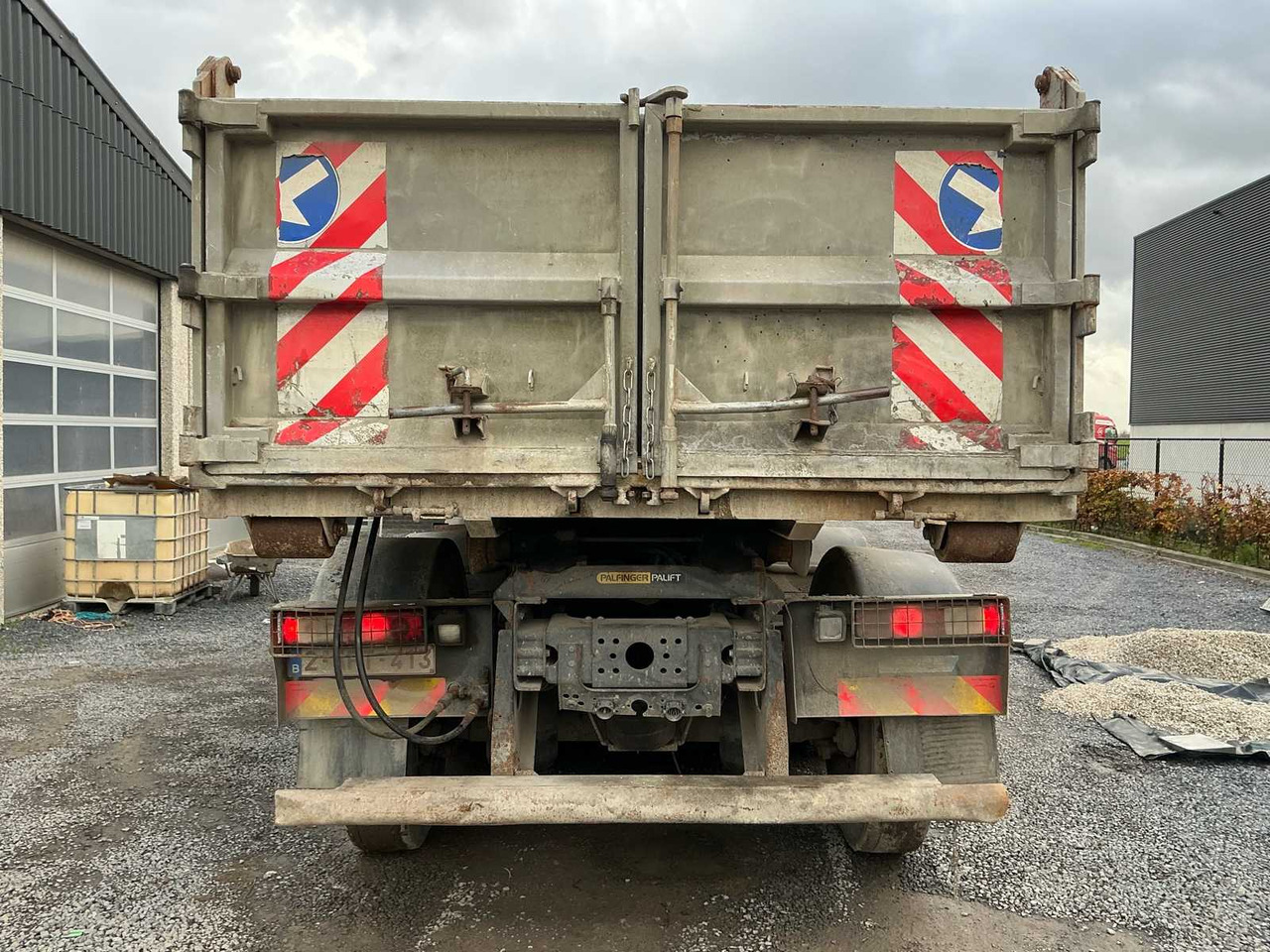 2011 RENAULT KERAX 460 TRIDEM TRUCK WITH CRANE AND CONTAINER - Kravas automašīna: foto 5 2011 RENAULT KERAX 460 TRIDEM TRUCK WITH CRANE AND CONTAINER - Kravas automašīna: foto 5