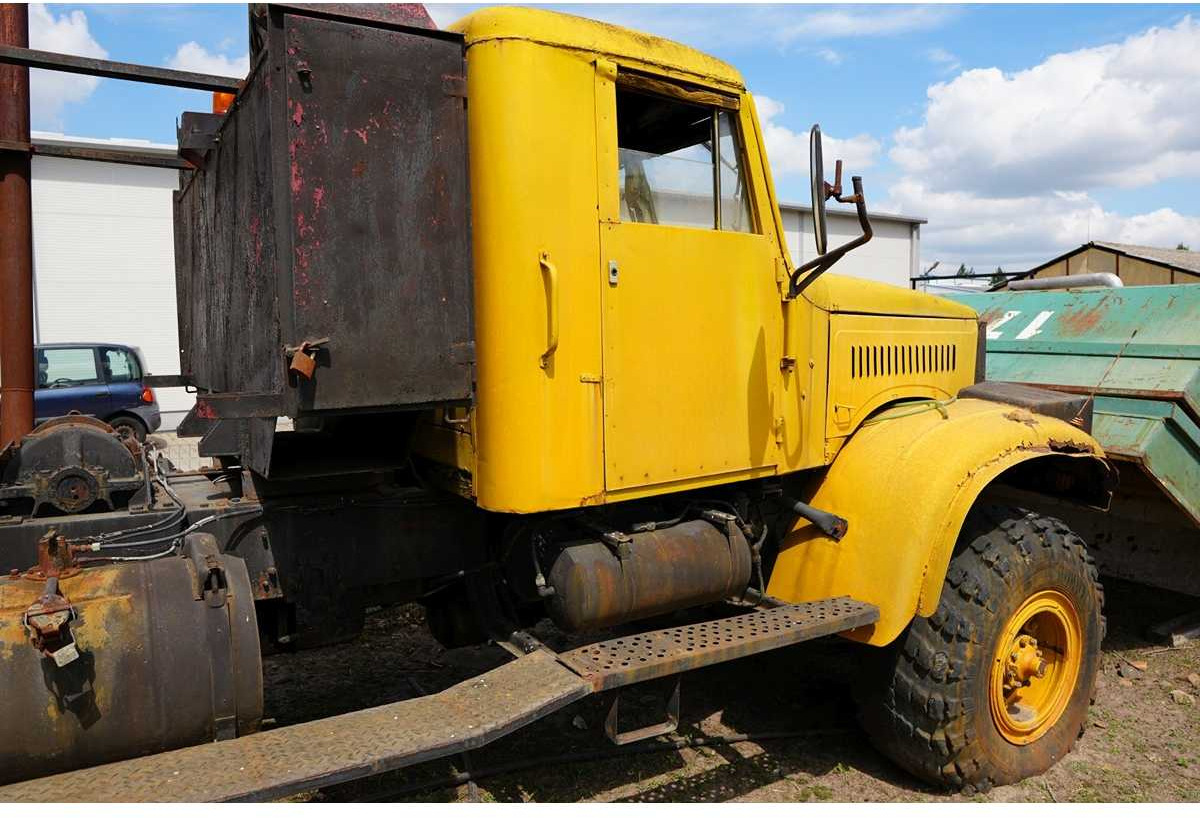 KRAZ KRAZ-255B OR KRAZ-260 MILITARY OFF-ROAD TRUCK WITH WINCH/CRANING UNIT - Kravas automašīna: foto 4 KRAZ KRAZ-255B OR KRAZ-260 MILITARY OFF-ROAD TRUCK WITH WINCH/CRANING UNIT - Kravas automašīna: foto 4