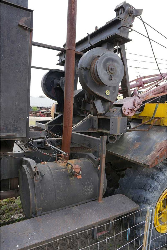 KRAZ KRAZ-255B OR KRAZ-260 MILITARY OFF-ROAD TRUCK WITH WINCH/CRANING UNIT - Kravas automašīna: foto 5 KRAZ KRAZ-255B OR KRAZ-260 MILITARY OFF-ROAD TRUCK WITH WINCH/CRANING UNIT - Kravas automašīna: foto 5