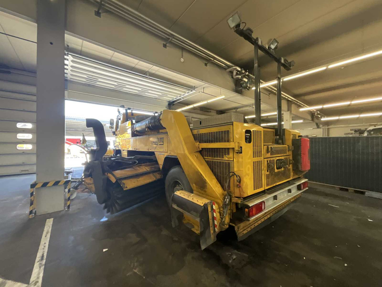 MAN - JETBROOM AIRFIELD JET SWEEPER - 2005 - Kravas automašīna: foto 5 MAN - JETBROOM AIRFIELD JET SWEEPER - 2005 - Kravas automašīna: foto 5