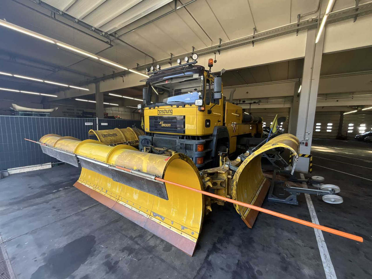 MAN - JETBROOM AIRFIELD JET SWEEPER - 2005 - Kravas automašīna: foto 2 MAN - JETBROOM AIRFIELD JET SWEEPER - 2005 - Kravas automašīna: foto 2