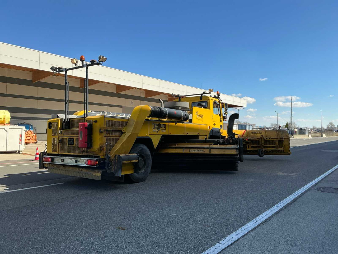 MAN - JETBROOM AIRFIELD JET SWEEPER - 2005 - Kravas automašīna: foto 3 MAN - JETBROOM AIRFIELD JET SWEEPER - 2005 - Kravas automašīna: foto 3