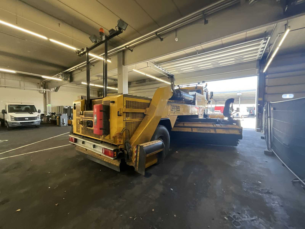 MAN - JETBROOM AIRFIELD JET SWEEPER - 2005 - Kravas automašīna: foto 4 MAN - JETBROOM AIRFIELD JET SWEEPER - 2005 - Kravas automašīna: foto 4