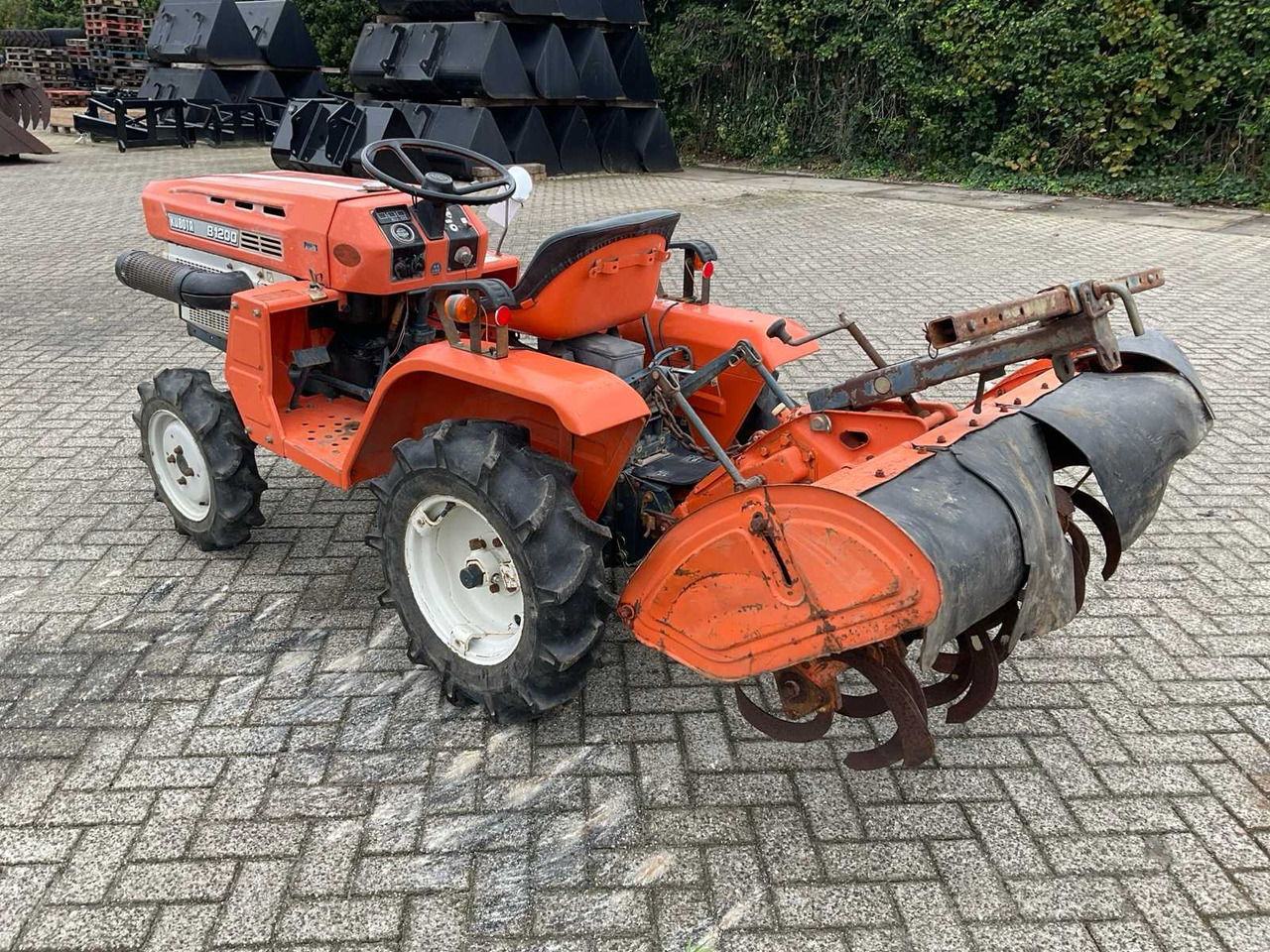 Kubota B1200 - Mini traktors: foto 2 Kubota B1200 - Mini traktors: foto 2