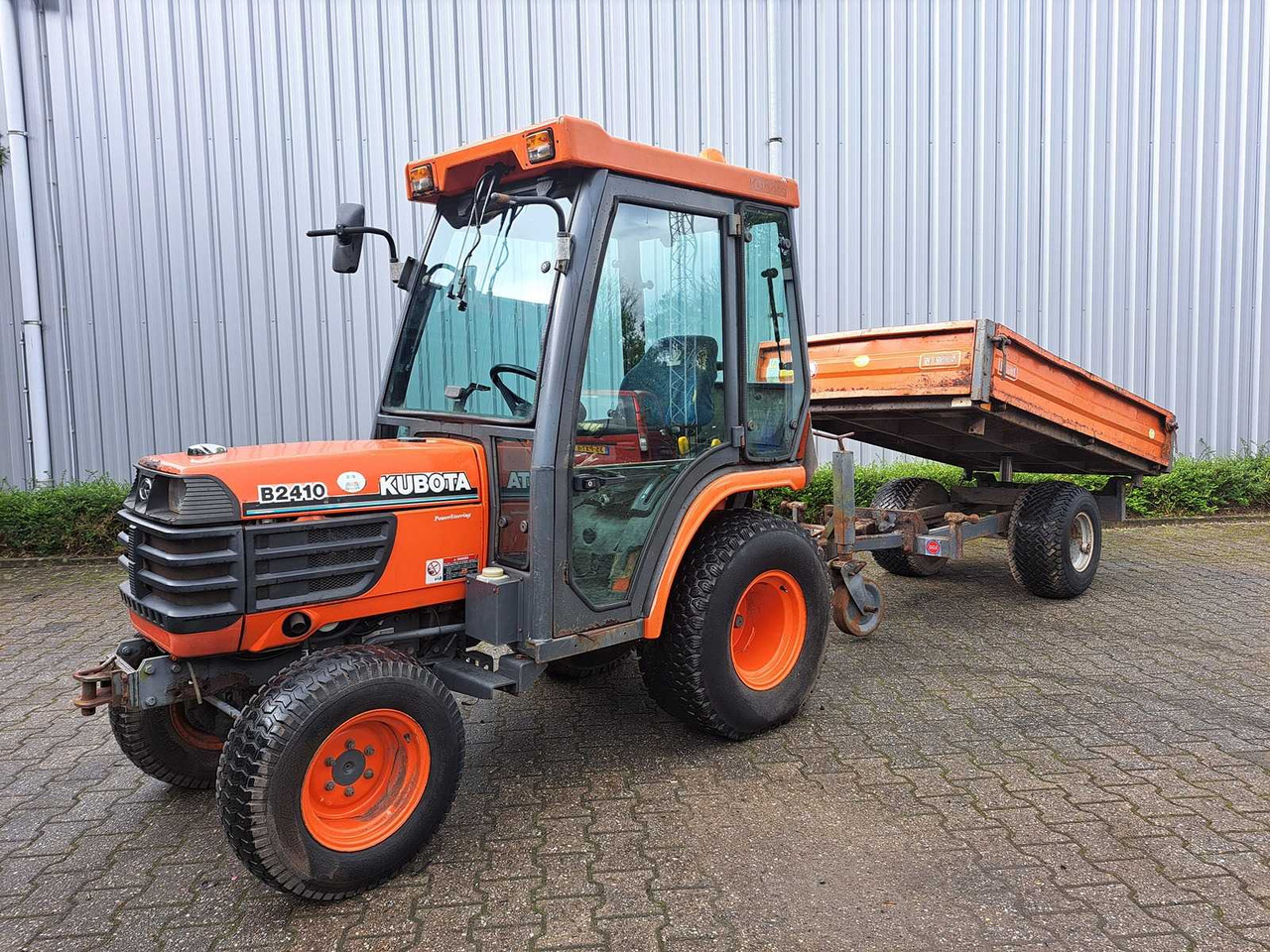 Kubota B2410 - Mini traktors: foto 1 Kubota B2410 - Mini traktors: foto 1