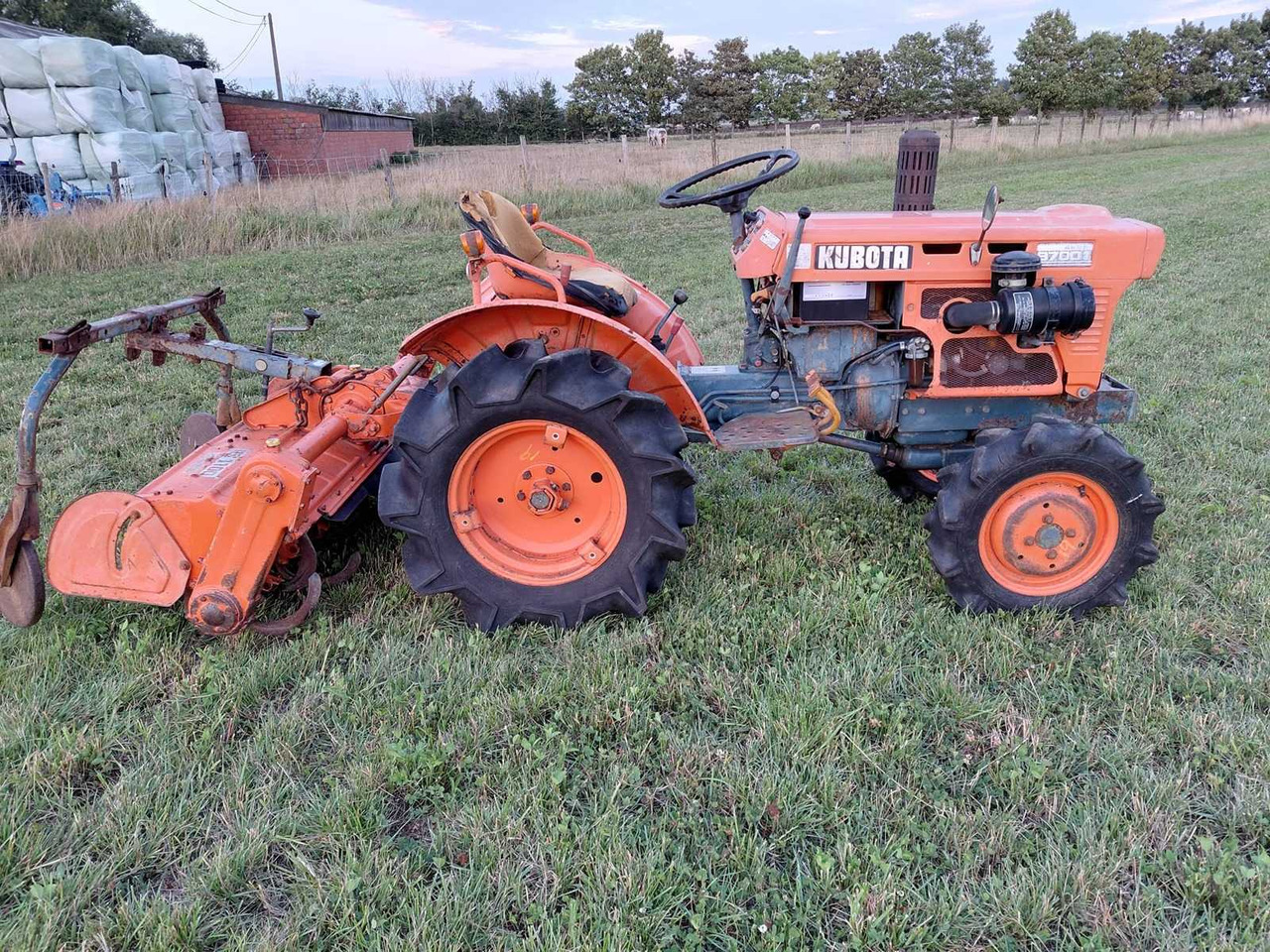 Kubota B7001 - Traktors: foto 1 Kubota B7001 - Traktors: foto 1