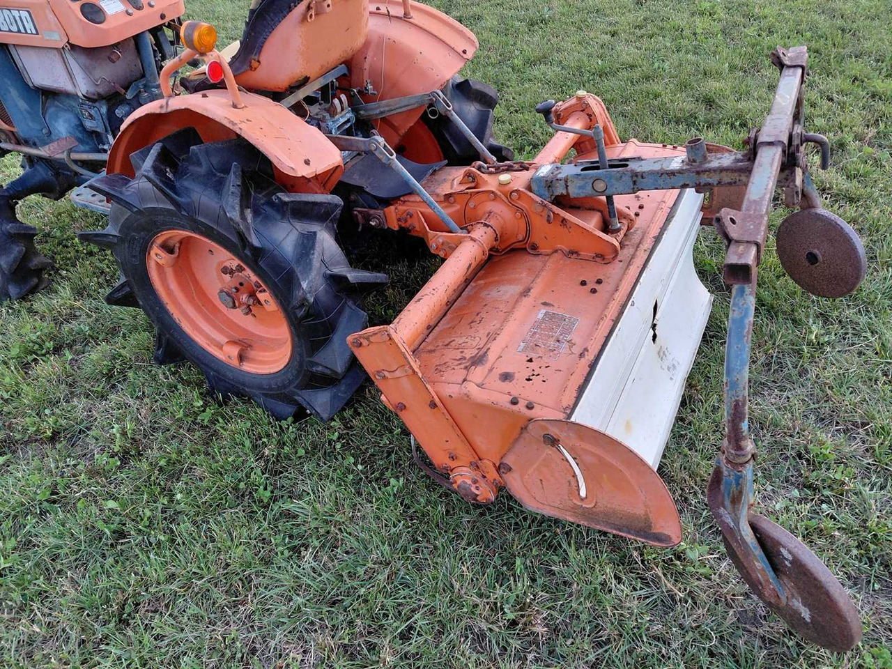 Kubota B7001 - Traktors: foto 5 Kubota B7001 - Traktors: foto 5