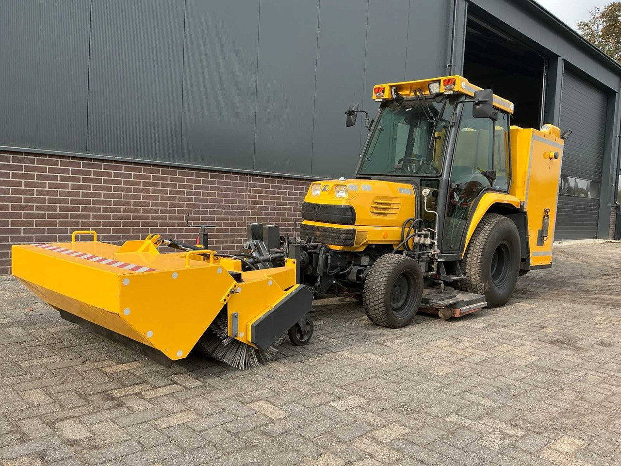 Kubota STV40 - Mini traktors: foto 1 Kubota STV40 - Mini traktors: foto 1