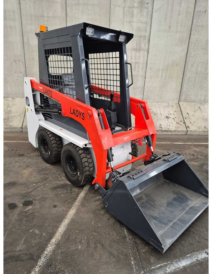 LADYS - 2025 - LA670 - SKID STEER LOADER - Kāpurķēžu kompaktiekrāvējs: foto 1 LADYS - 2025 - LA670 - SKID STEER LOADER - Kāpurķēžu kompaktiekrāvējs: foto 1