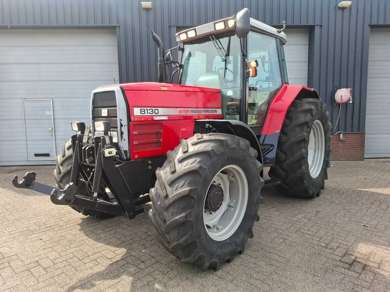 Massey Ferguson 8130 Dynashift - Traktors: foto 1 Massey Ferguson 8130 Dynashift - Traktors: foto 1