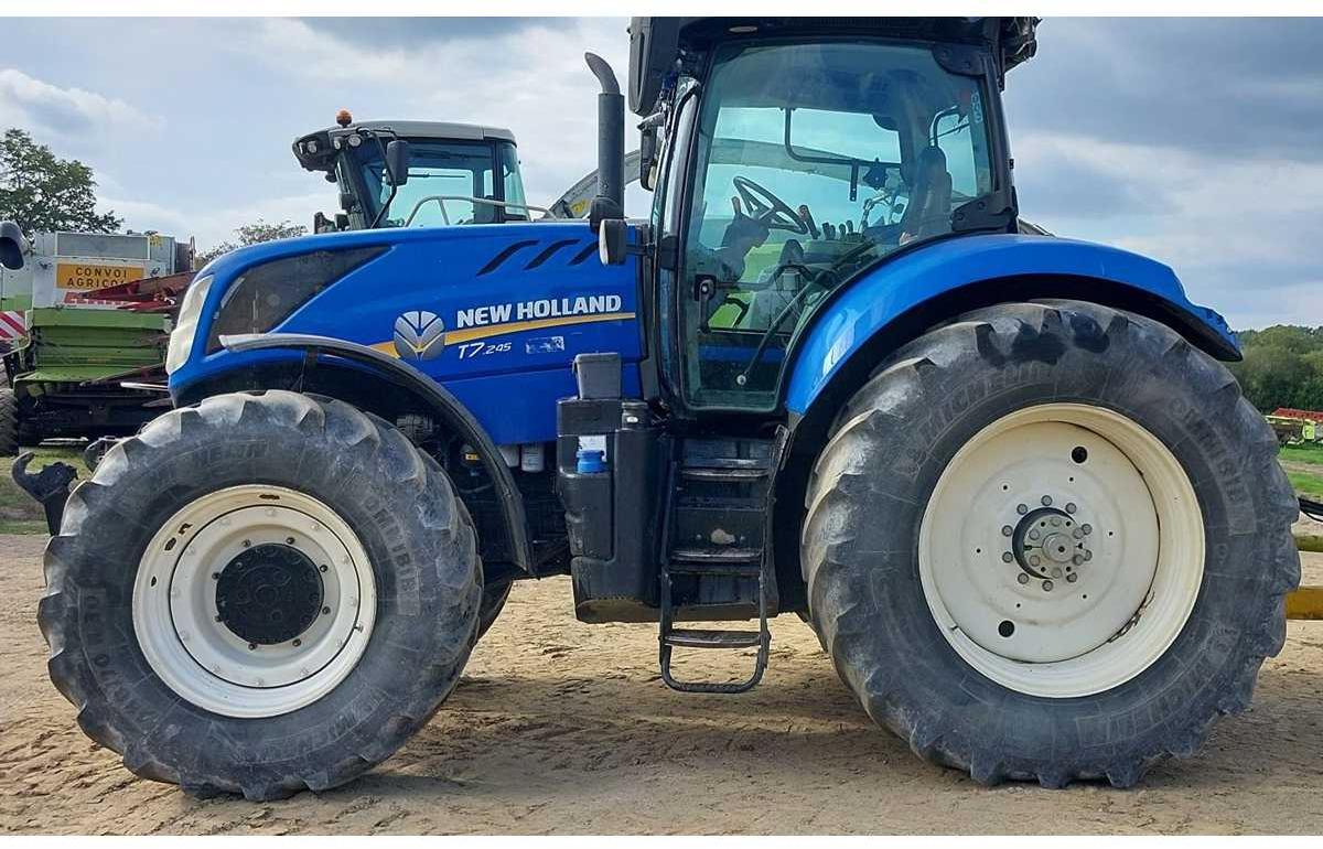 NEW HOLLAND - 2017 - T7.245 - 4WD AGRICULTURAL TRACTOR - Traktors: foto 4 NEW HOLLAND - 2017 - T7.245 - 4WD AGRICULTURAL TRACTOR - Traktors: foto 4