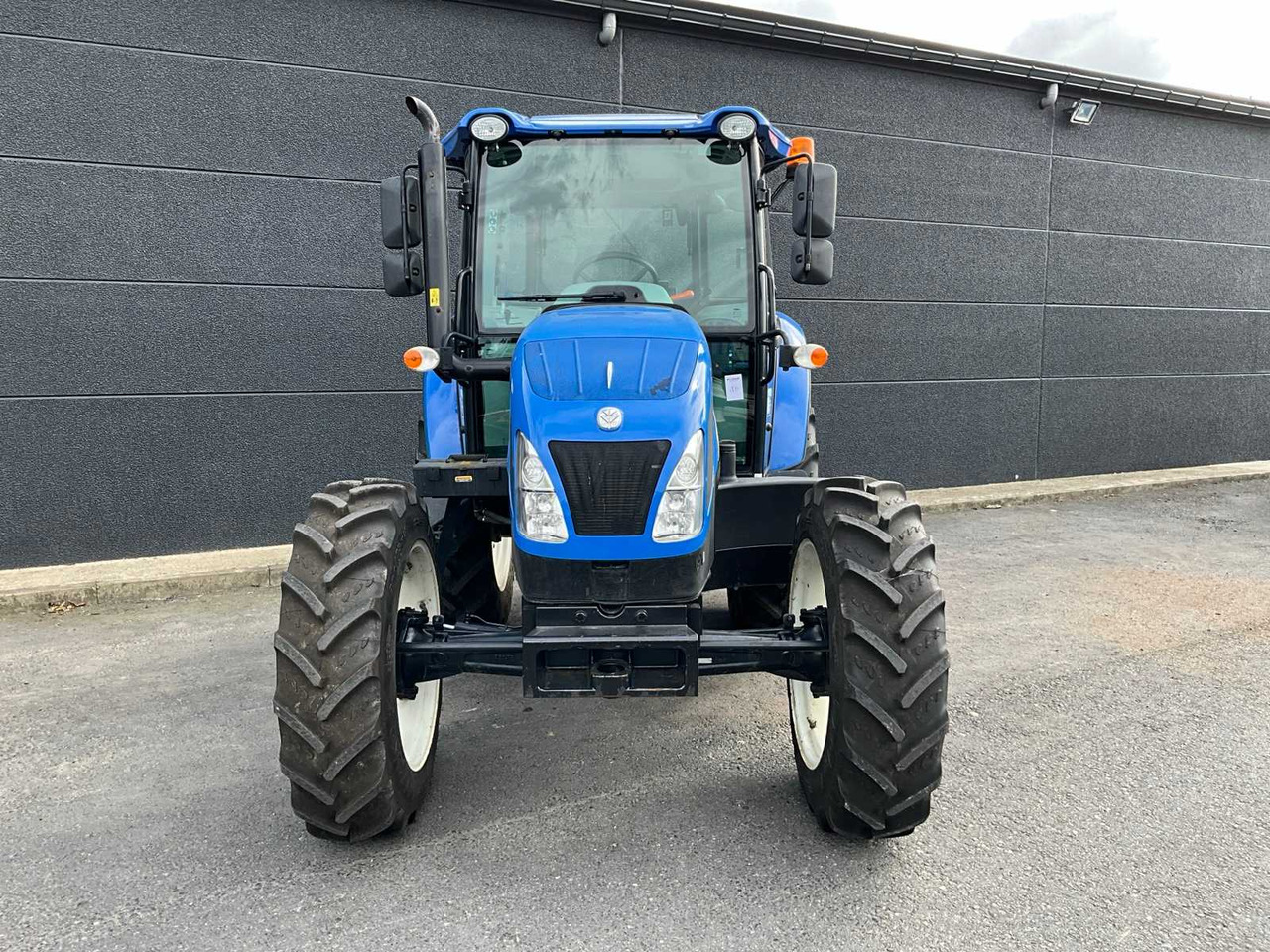 New Holland TD5.85 - Traktors: foto 2 New Holland TD5.85 - Traktors: foto 2