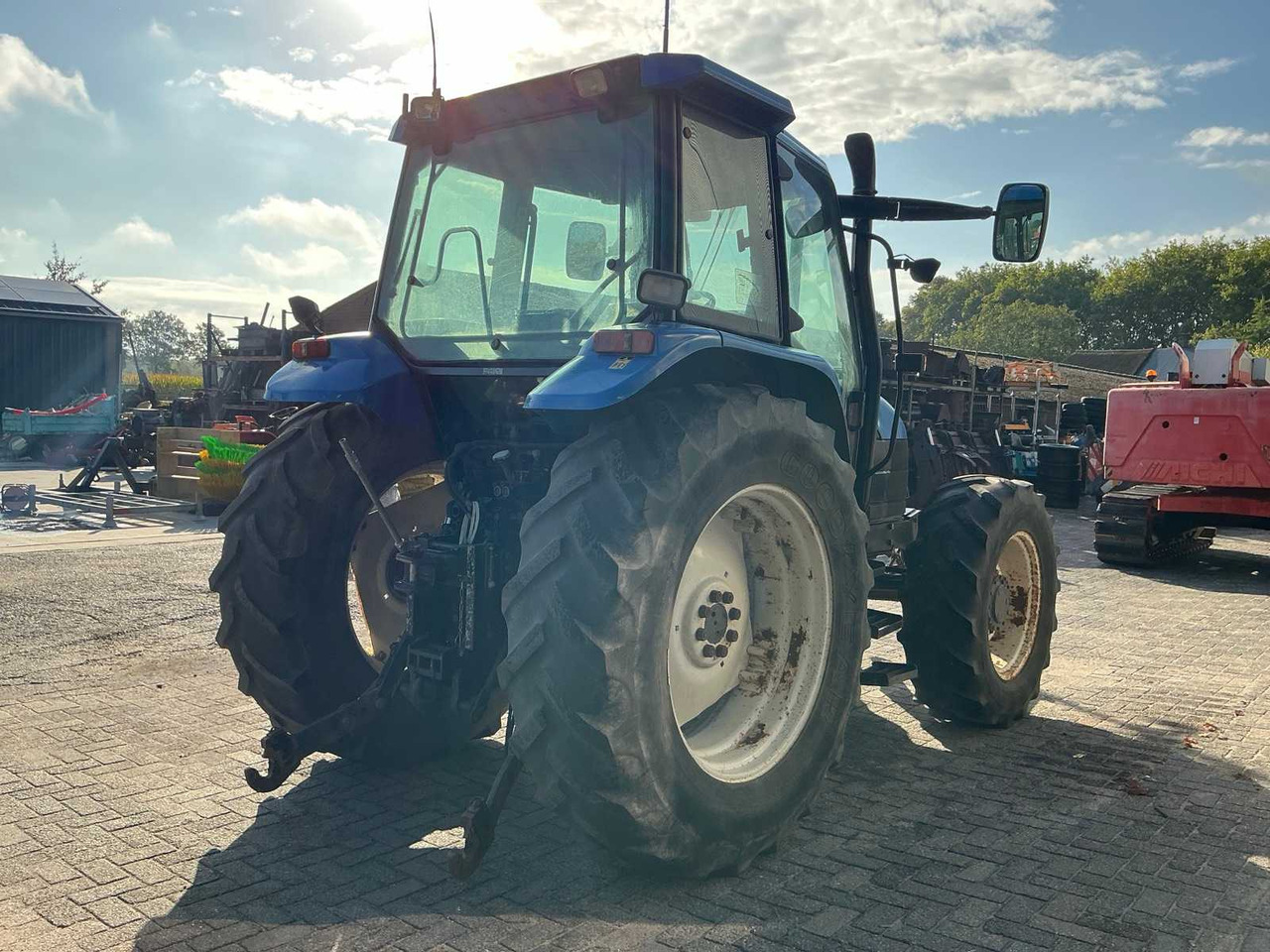 New Holland TS100 - Traktors: foto 5 New Holland TS100 - Traktors: foto 5