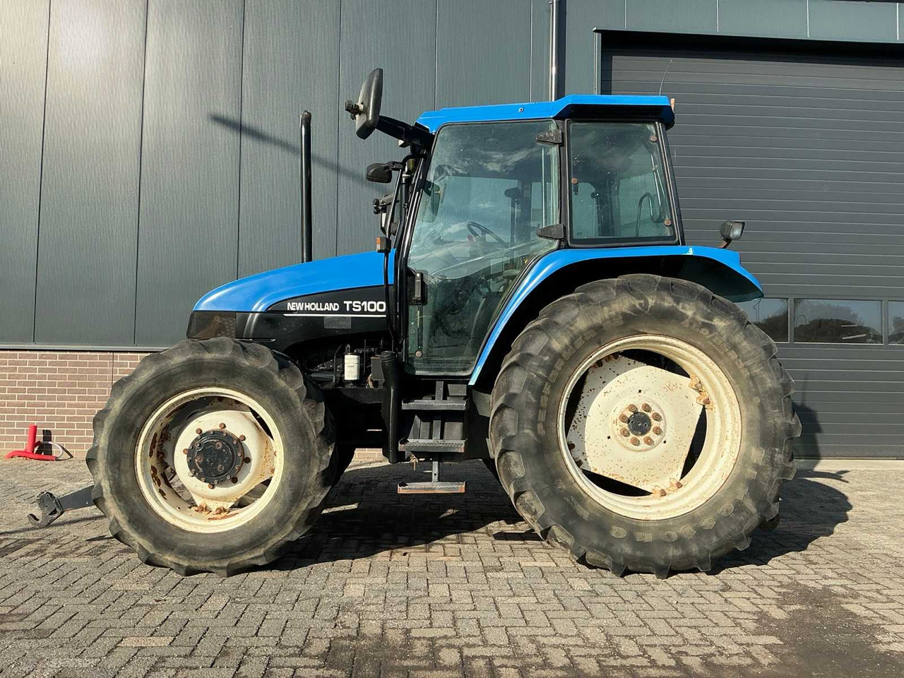 New Holland TS100 - Traktors: foto 2 New Holland TS100 - Traktors: foto 2