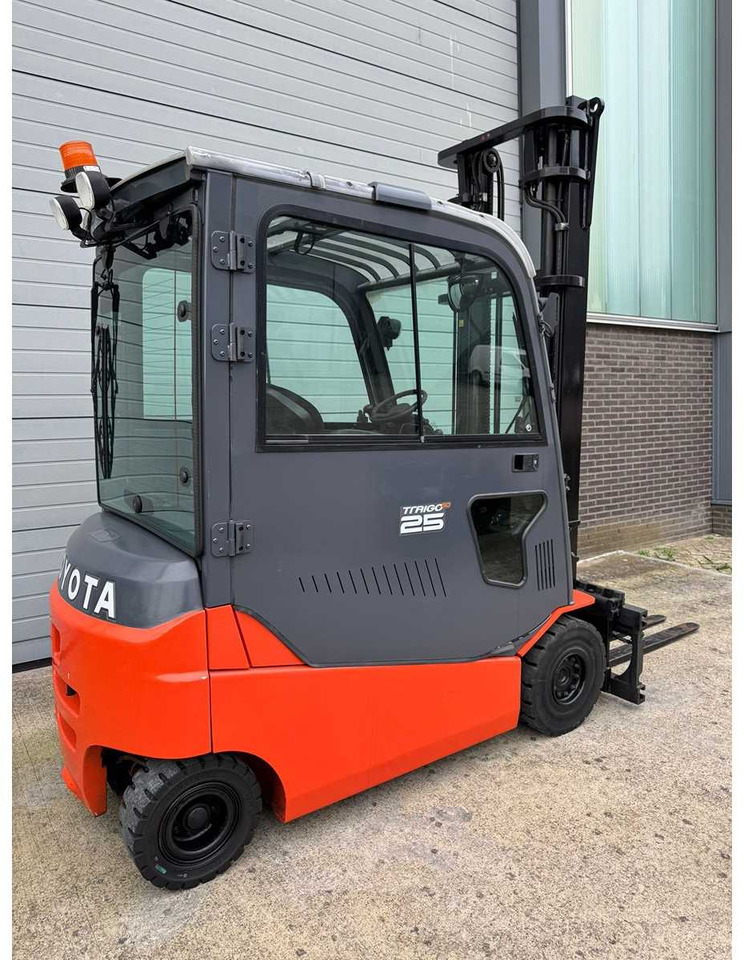 TOYOTA - 2013 - 8-FBMT-25 - FORK POSITIONER, SIDE-SHIFT - FORKLIFT - Autokrāvējs: foto 4 TOYOTA - 2013 - 8-FBMT-25 - FORK POSITIONER, SIDE-SHIFT - FORKLIFT - Autokrāvējs: foto 4