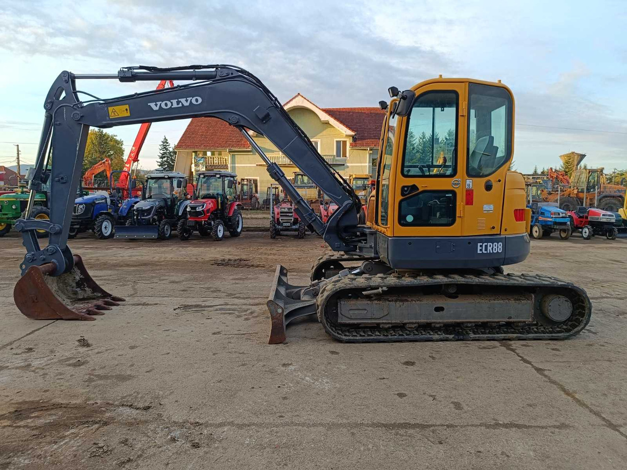 VOLVO - ECR88 - MIDI-EXCAVATOR - 2013 - Ekskavators: foto 1 VOLVO - ECR88 - MIDI-EXCAVATOR - 2013 - Ekskavators: foto 1