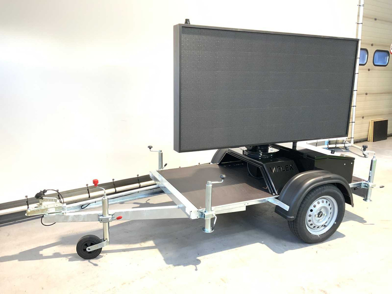 Viplex tekstkar P8 ledscherm op aanhangwagen - Celtniecības maisītājs, Piekabe: foto 1 Viplex tekstkar P8 ledscherm op aanhangwagen - Celtniecības maisītājs, Piekabe: foto 1