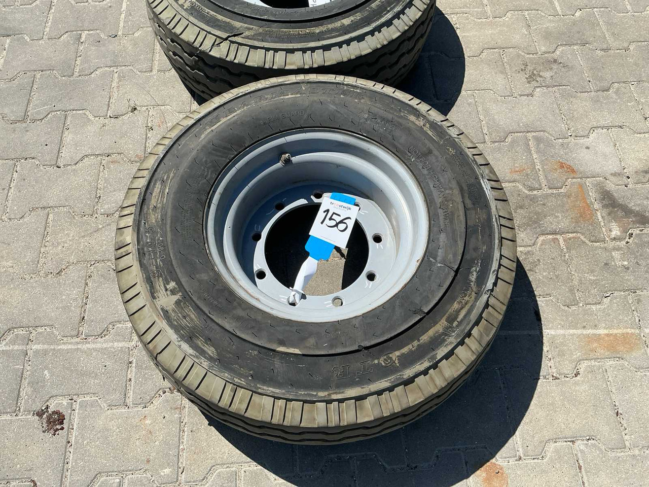 Wheel / tire on rim for Genie aerial platform (2x) - Riepas un diski - Traktors: foto 2 Wheel / tire on rim for Genie aerial platform (2x) - Riepas un diski - Traktors: foto 2