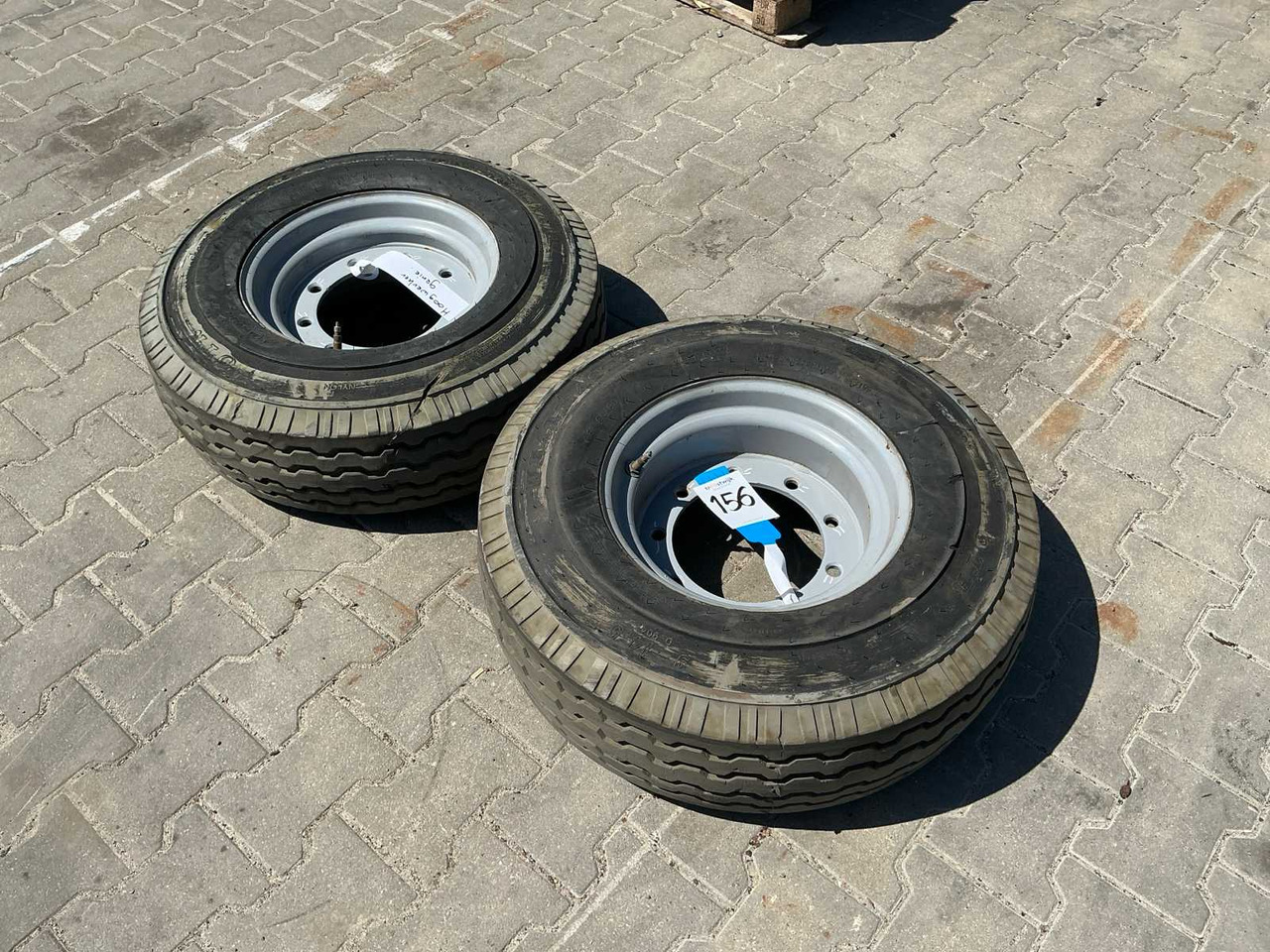 Wheel / tire on rim for Genie aerial platform (2x) - Riepas un diski - Traktors: foto 1 Wheel / tire on rim for Genie aerial platform (2x) - Riepas un diski - Traktors: foto 1
