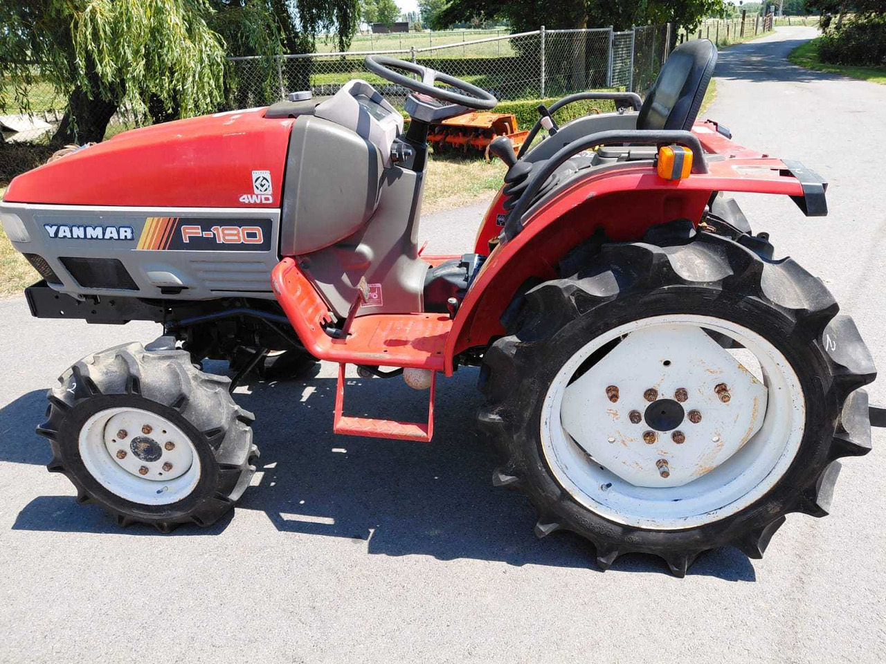 Yanmar F180 - Mini traktors: foto 1 Yanmar F180 - Mini traktors: foto 1