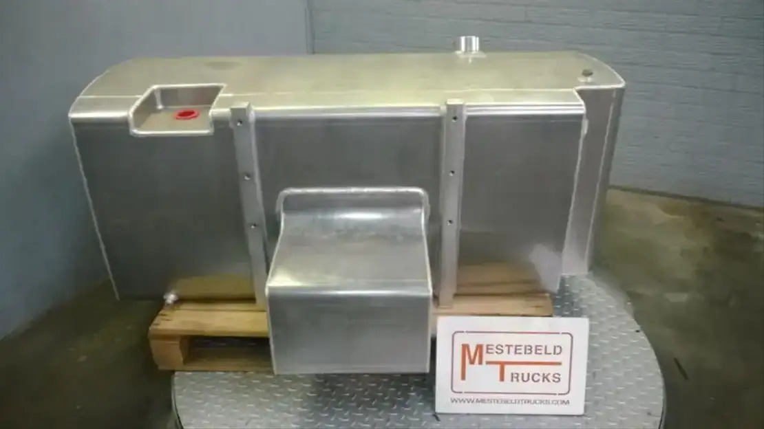 Diversen DIV. Brandstoftank 705 liter  - Degvielas sistēma - Komercauto: foto 1 Diversen DIV. Brandstoftank 705 liter  - Degvielas sistēma - Komercauto: foto 1