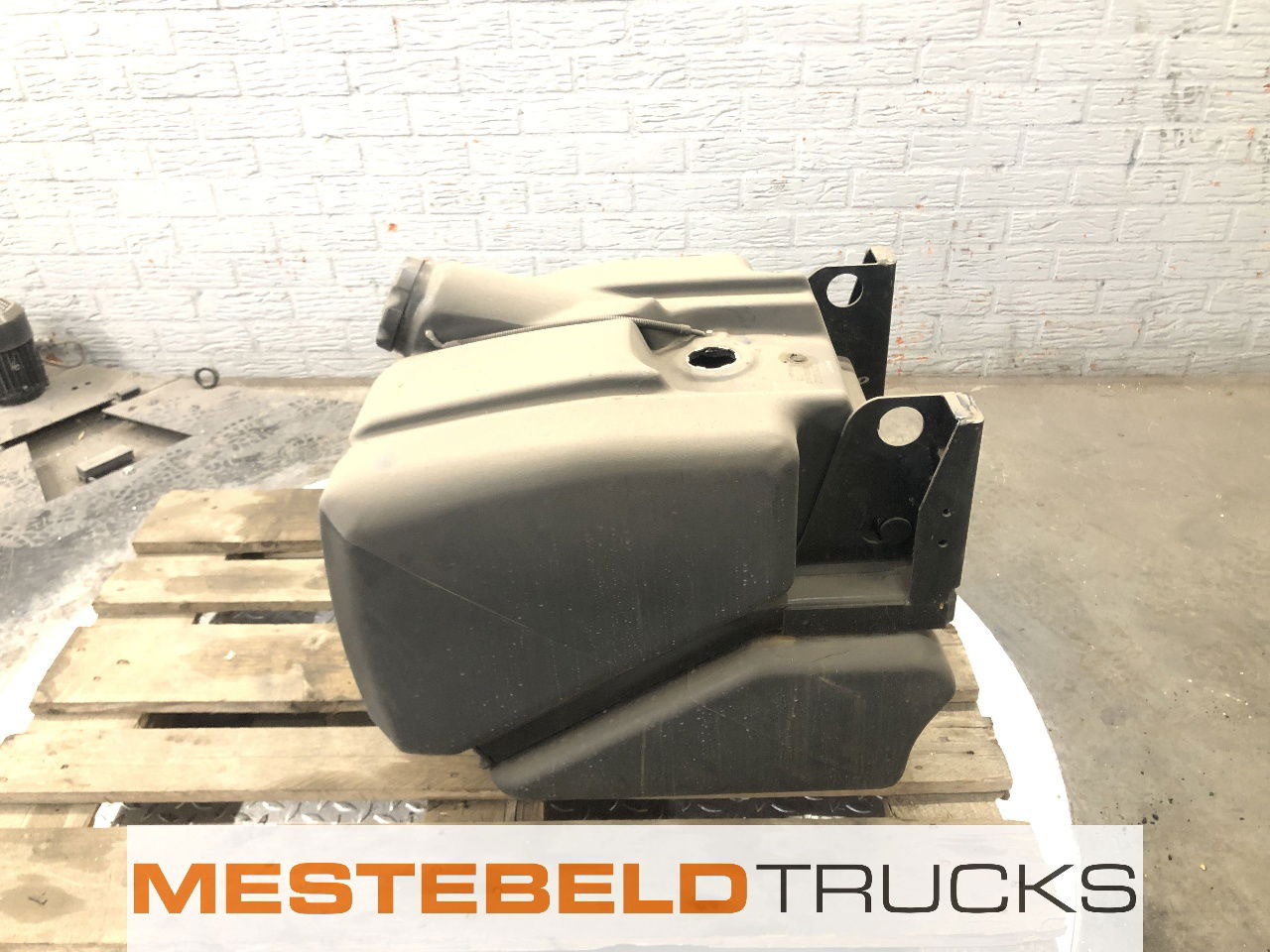 Renault Brandstoftank kunststof 125 liter Midlum - Degvielas sistēma - Kravas automašīna: foto 1 Renault Brandstoftank kunststof 125 liter Midlum - Degvielas sistēma - Kravas automašīna: foto 1