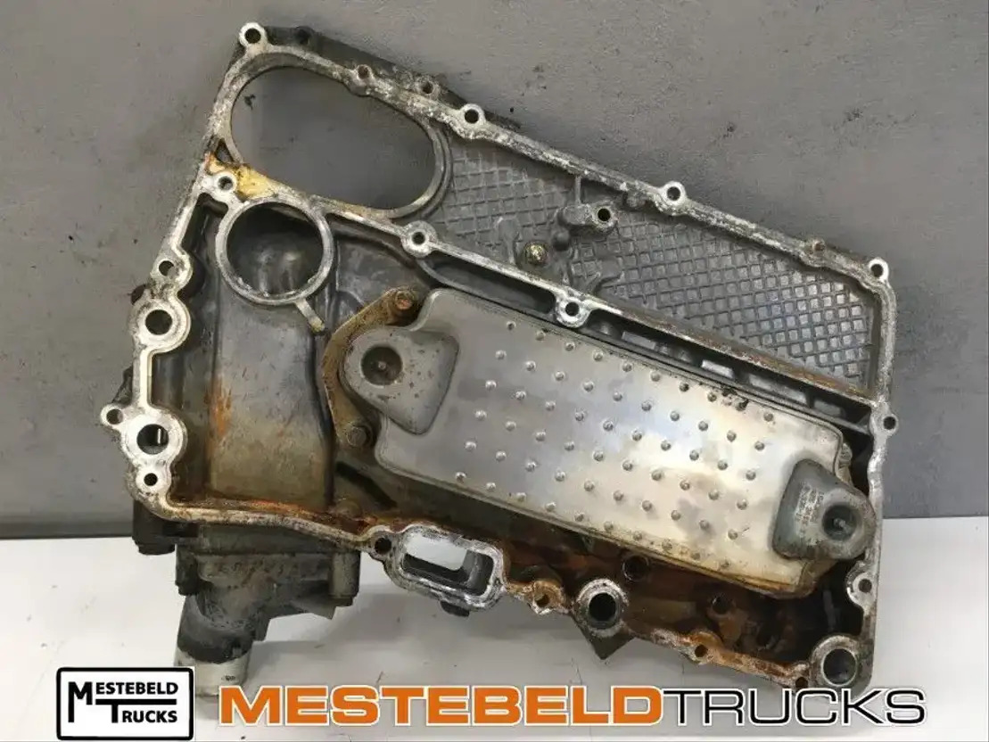 Scania Deksel met oliekoeler R400 - Dzinējs - Kravas automašīna: foto 2 Scania Deksel met oliekoeler R400 - Dzinējs - Kravas automašīna: foto 2