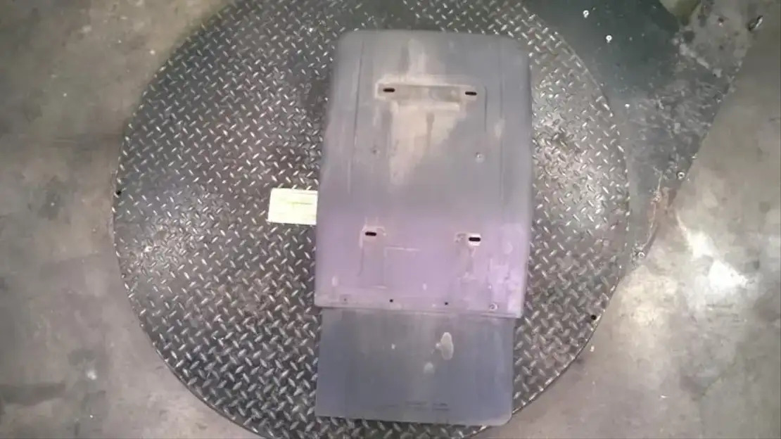 Volvo Spatbord rechts voorzijde  - Rāmis/ Šasija - Kravas automašīna: foto 1 Volvo Spatbord rechts voorzijde  - Rāmis/ Šasija - Kravas automašīna: foto 1