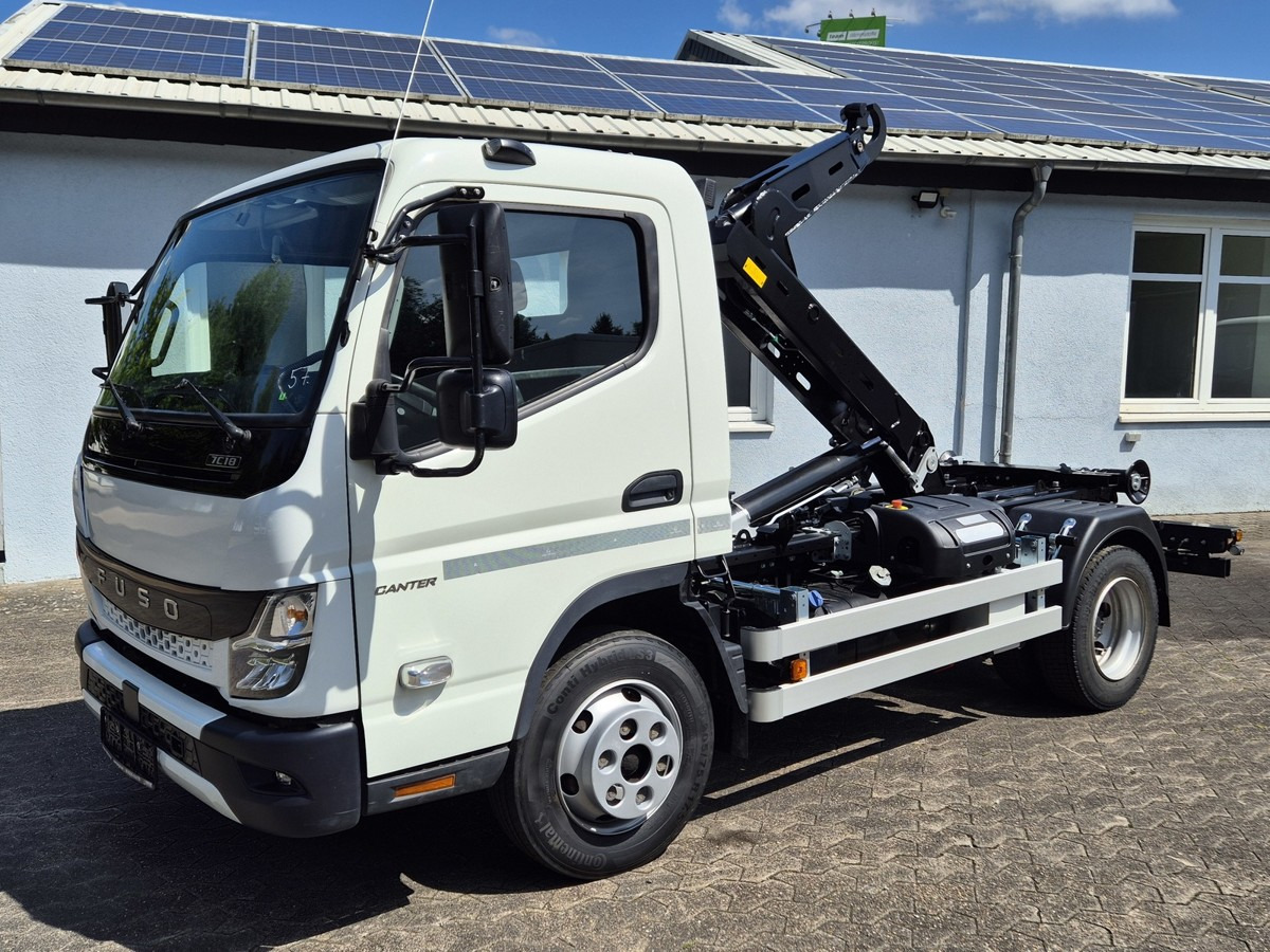 FUSO Fuso Canter 7C18 City Abrollkipper AHK Hooklift - Pacēlājs ar āķi: foto 1 FUSO Fuso Canter 7C18 City Abrollkipper AHK Hooklift - Pacēlājs ar āķi: foto 1