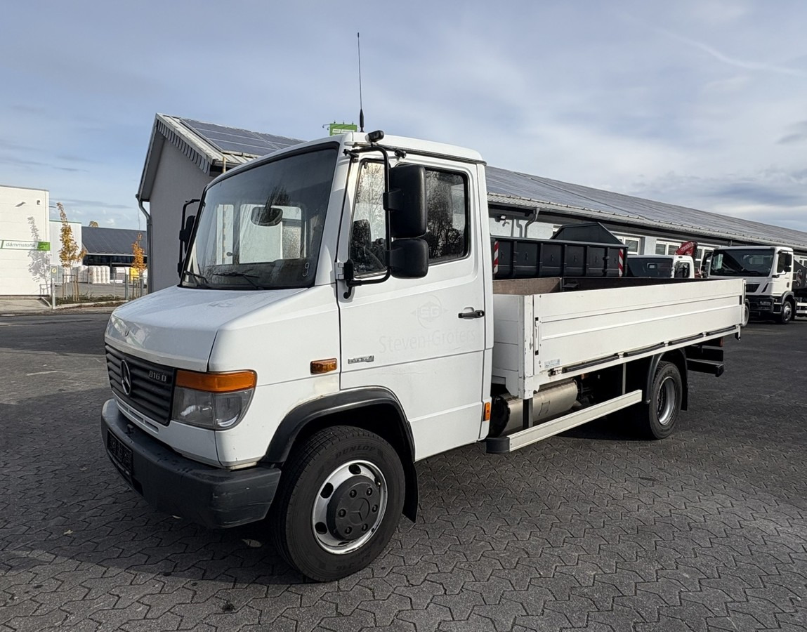 MERCEDES-BENZ Vario 816D Alupritsche 1 Hand - Automašīna ar kravas platformu: foto 1 MERCEDES-BENZ Vario 816D Alupritsche 1 Hand - Automašīna ar kravas platformu: foto 1