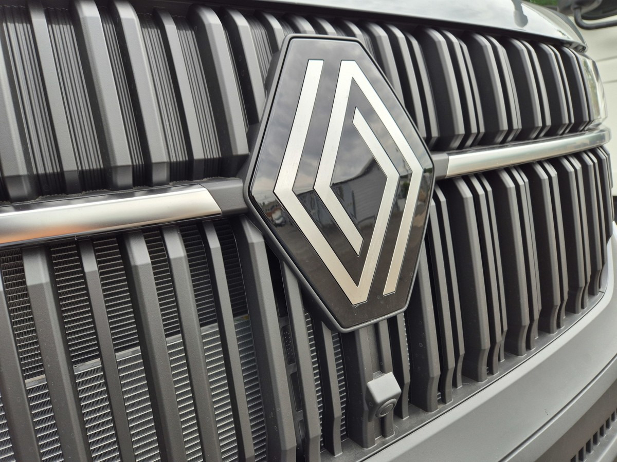 RENAULT Master L2H1 (neues Mod.) Alupritsche m. Kran - Automašīna ar kravas platformu: foto 2 RENAULT Master L2H1 (neues Mod.) Alupritsche m. Kran - Automašīna ar kravas platformu: foto 2