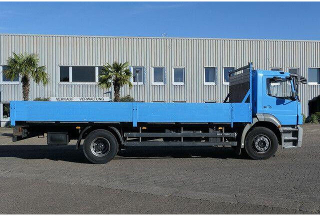 Mercedes-Benz 1824 L Axor 4x2, 3. Sitz, AHK, Gerüstbau, Klima - Bortu kravas automašīna/ Platforma: foto 4 Mercedes-Benz 1824 L Axor 4x2, 3. Sitz, AHK, Gerüstbau, Klima - Bortu kravas automašīna/ Platforma: foto 4