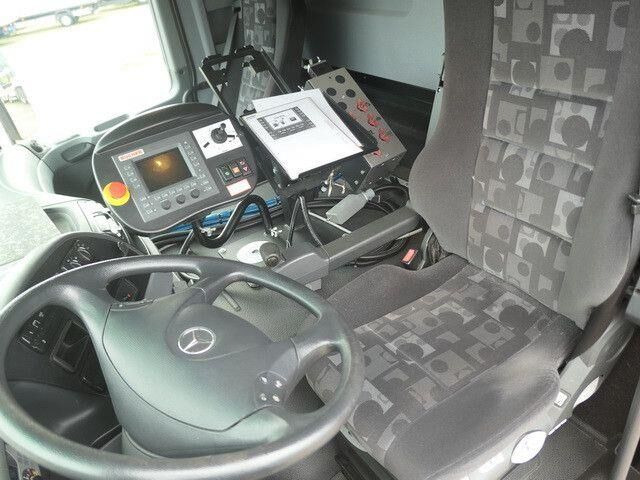 Ielu tīrīšanas mašīna Mercedes-Benz 2032 A Actros 4x4, Bucher STKF 9500, Airport, AC: foto 12