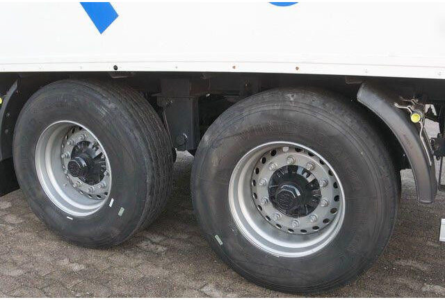 Sommer 2-Achser, elektr. Rolltor, BPW, 11.000mm lang - Puspiekabe slēgtā virsbūve: foto 4 Sommer 2-Achser, elektr. Rolltor, BPW, 11.000mm lang - Puspiekabe slēgtā virsbūve: foto 4