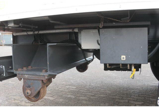Sommer 2-Achser, elektr. Rolltor, BPW, 11.000mm lang - Puspiekabe slēgtā virsbūve: foto 5 Sommer 2-Achser, elektr. Rolltor, BPW, 11.000mm lang - Puspiekabe slēgtā virsbūve: foto 5