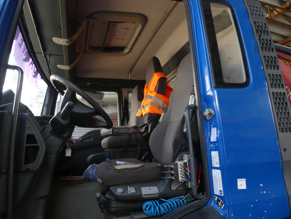 Camion porte container avec grue MAN TGA MH 26 FD (2005-455.395 km)(WMAH09ZZ96M427264) - Konteineru vedējs/ Kravas automašīna ar noņemamā virsbūve: foto 4 Camion porte container avec grue MAN TGA MH 26 FD (2005-455.395 km)(WMAH09ZZ96M427264) - Konteineru vedējs/ Kravas automašīna ar noņemamā virsbūve: foto 4