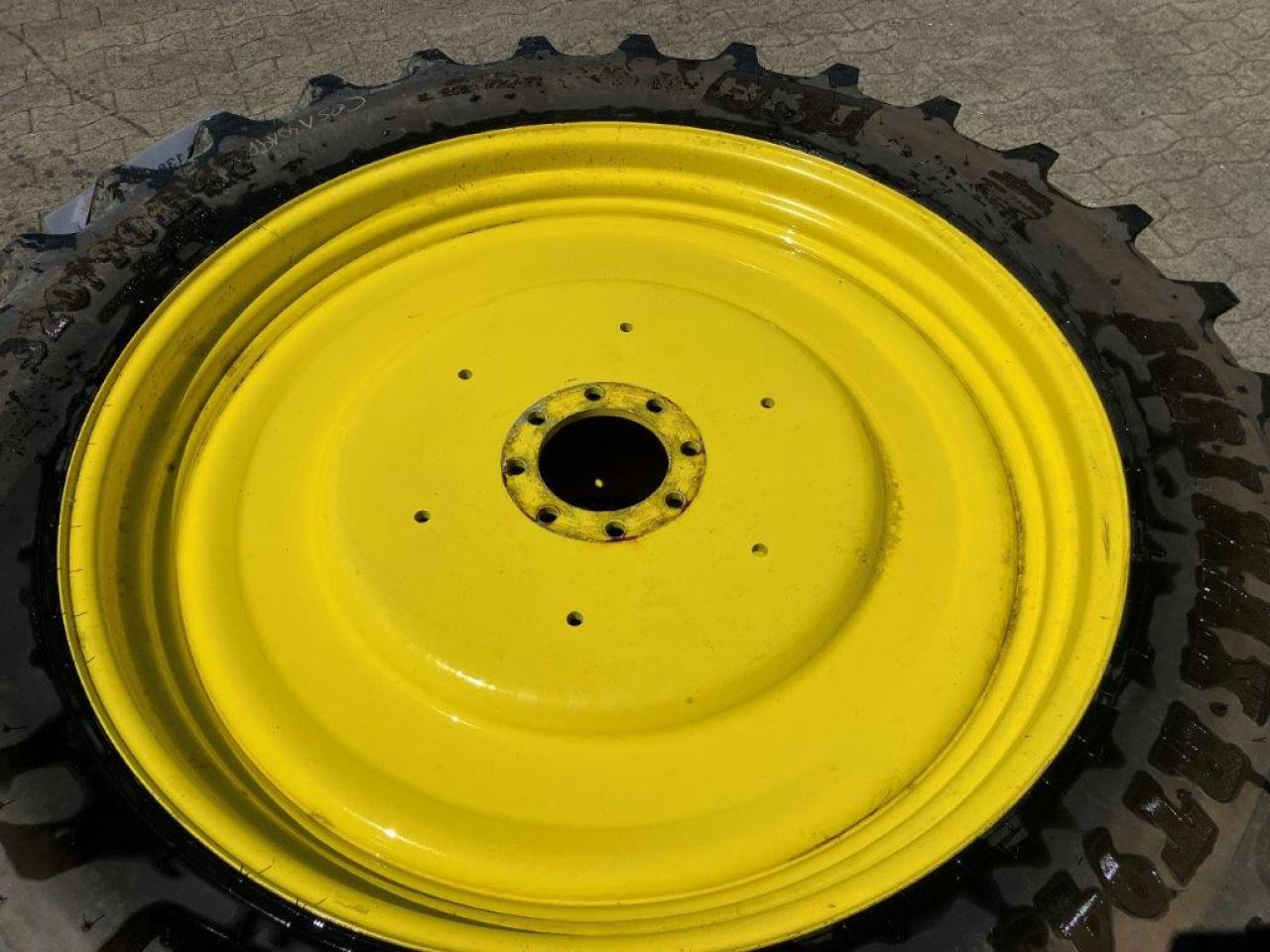 BKT 320/90R42 - Riepa - Lauksaimniecības tehnika: foto 4 BKT 320/90R42 - Riepa - Lauksaimniecības tehnika: foto 4