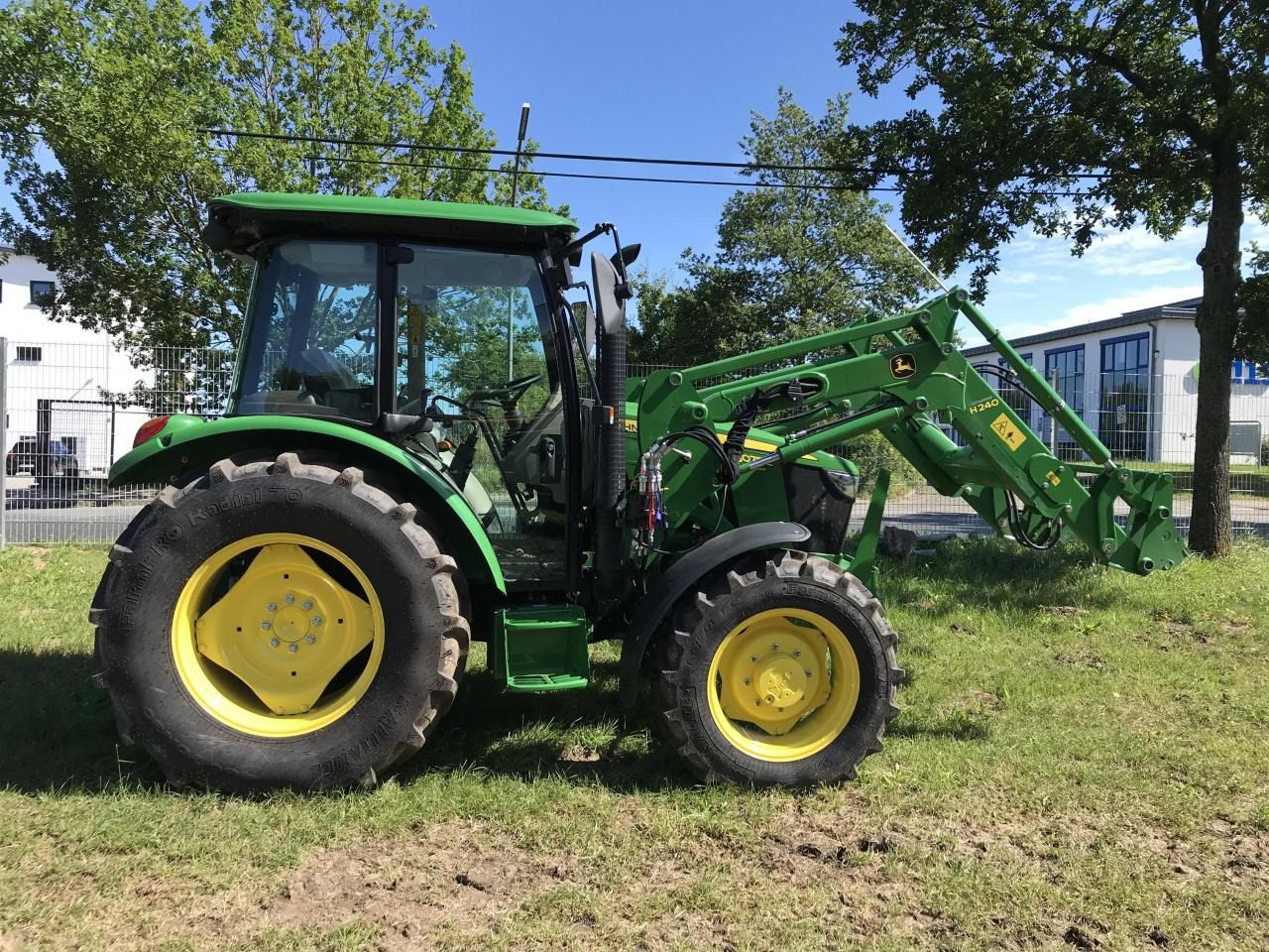John Deere 5075E - Traktors: foto 1 John Deere 5075E - Traktors: foto 1
