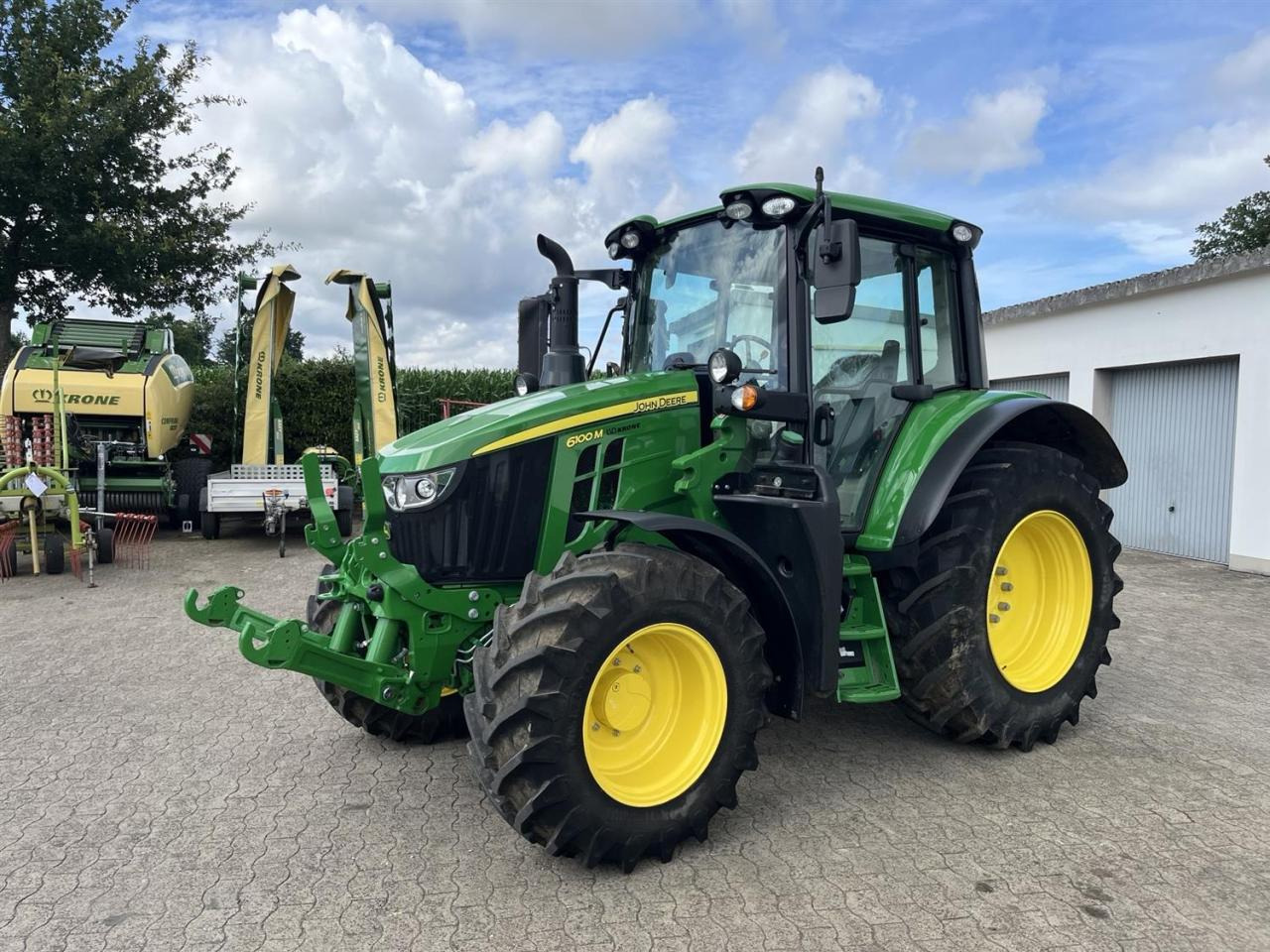 John Deere 6100M - Traktors: foto 1 John Deere 6100M - Traktors: foto 1
