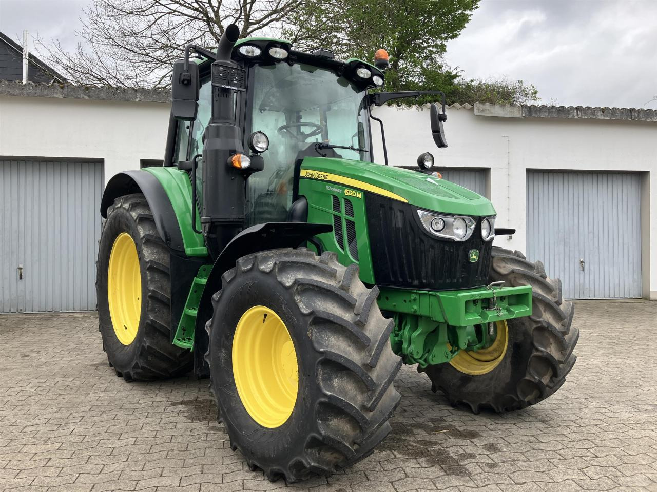 John Deere 6120M - Traktors: foto 1 John Deere 6120M - Traktors: foto 1