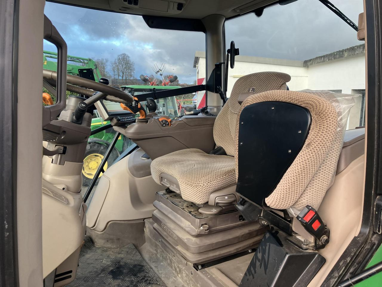 John Deere 6215R - Traktors: foto 5 John Deere 6215R - Traktors: foto 5