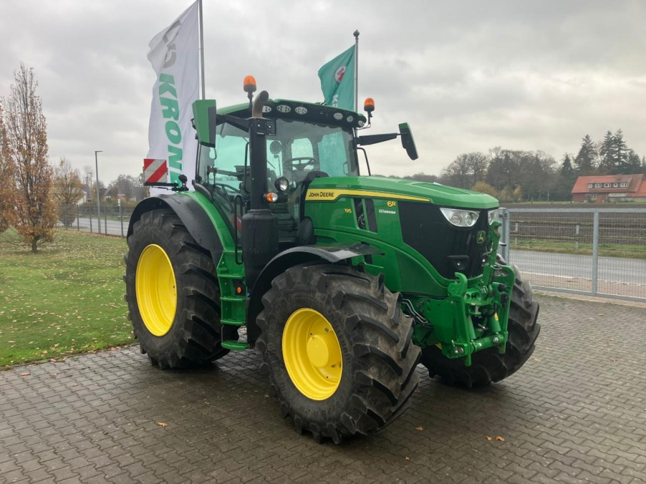 John Deere 6R 195 - Traktors: foto 1 John Deere 6R 195 - Traktors: foto 1