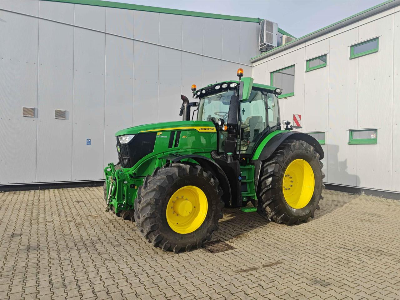John Deere 6R 250 - Traktors: foto 1 John Deere 6R 250 - Traktors: foto 1