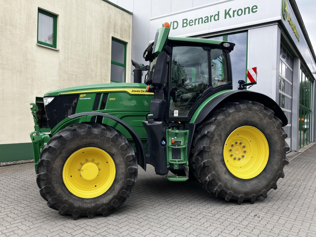 John Deere 6R 250 - Traktors: foto 1 John Deere 6R 250 - Traktors: foto 1