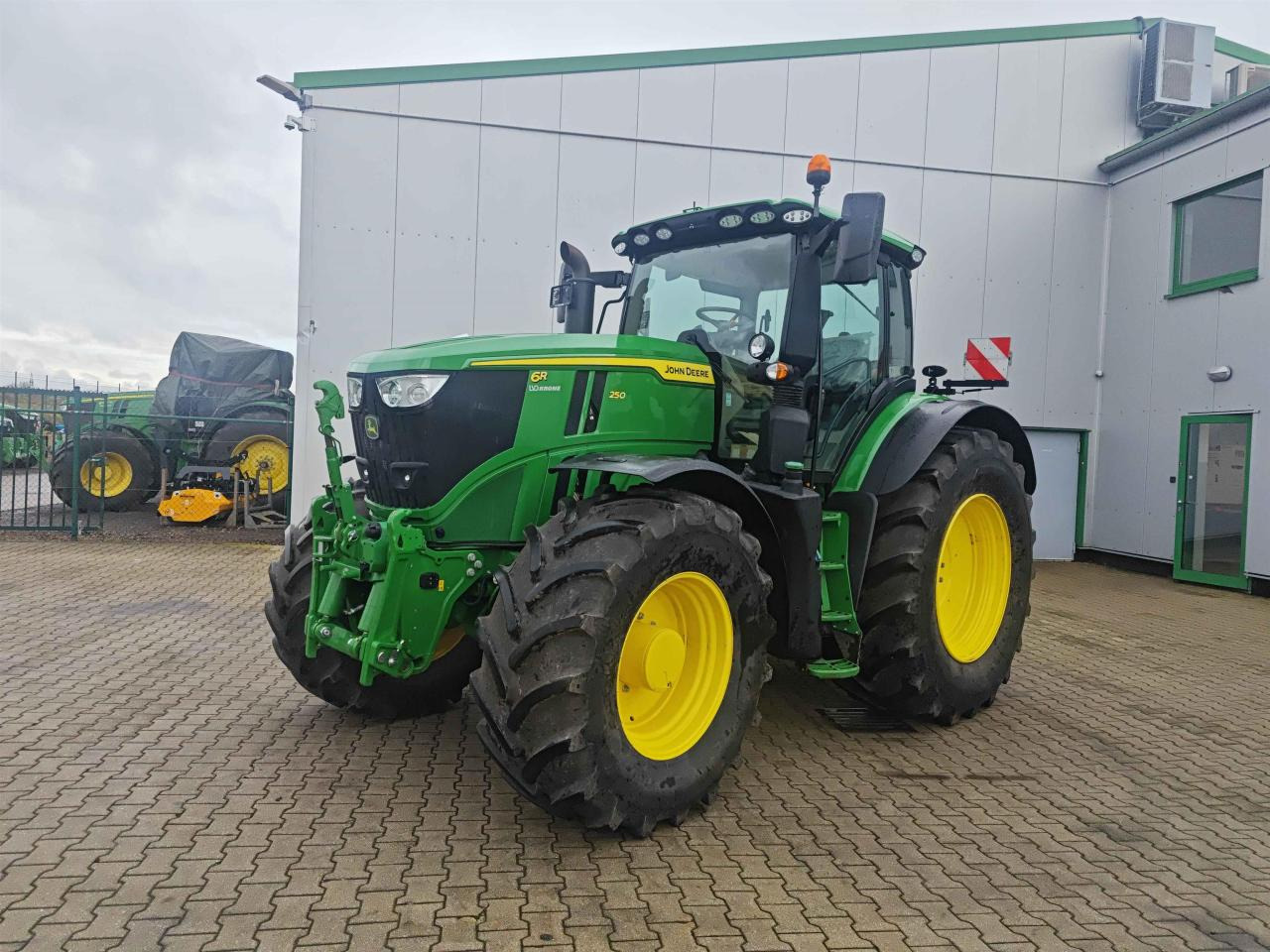 John Deere 6R 250 - Traktors: foto 1 John Deere 6R 250 - Traktors: foto 1