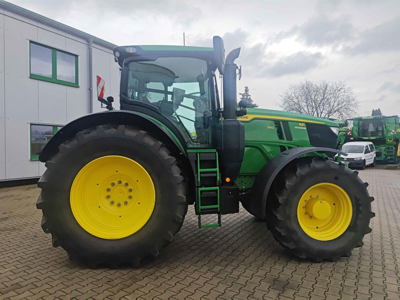 John Deere 6R 250 - Traktors: foto 3 John Deere 6R 250 - Traktors: foto 3