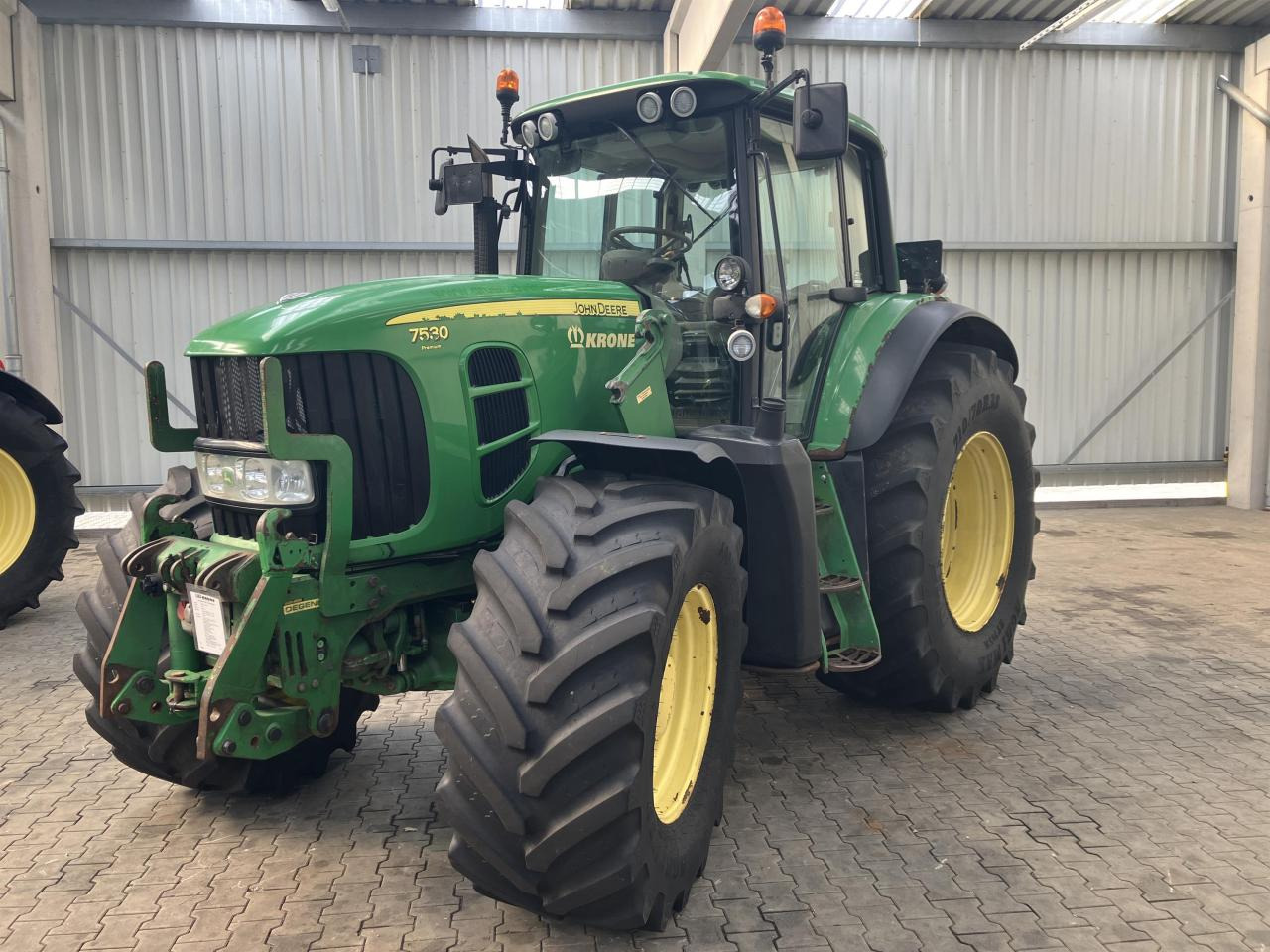 John Deere 7530 PREMIUM - Traktors: foto 1 John Deere 7530 PREMIUM - Traktors: foto 1