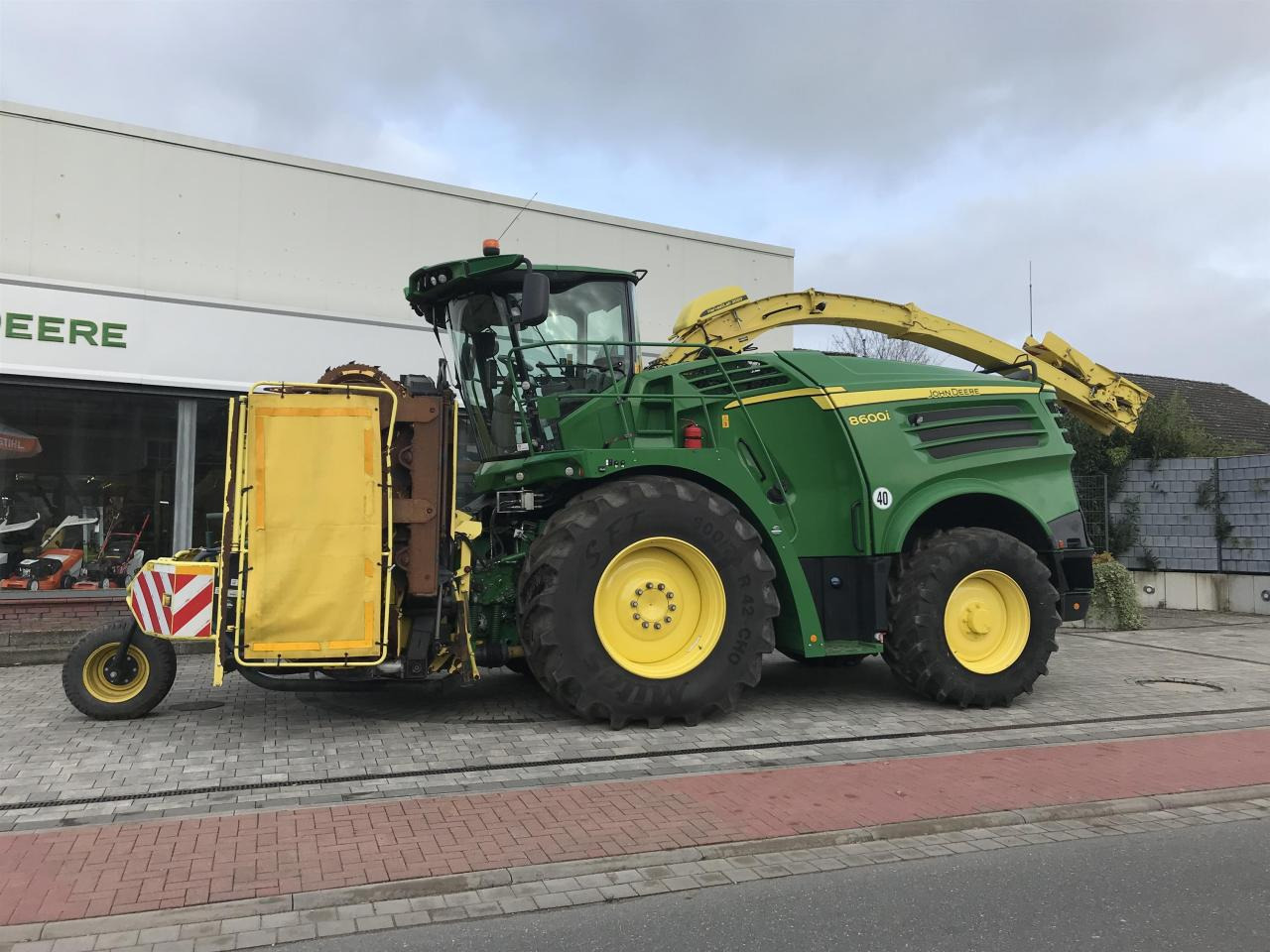 John Deere 8600 - Lopbarības kombains: foto 1 John Deere 8600 - Lopbarības kombains: foto 1