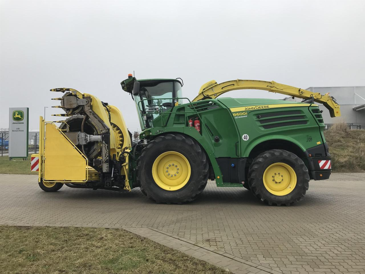 John Deere 8600 - Lopbarības kombains: foto 1 John Deere 8600 - Lopbarības kombains: foto 1