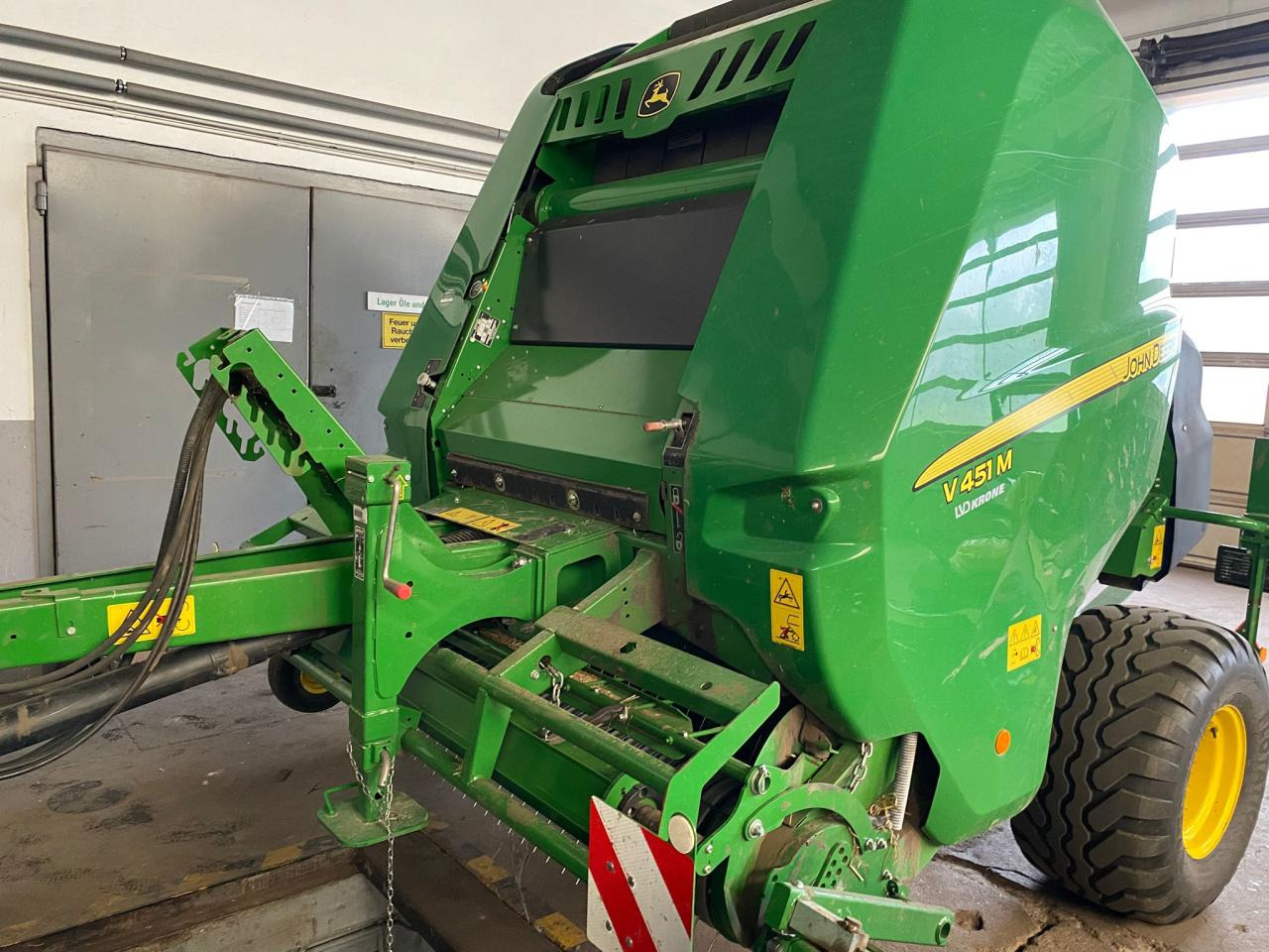 John Deere V451M MaxiCut 13 - Rituļu prese: foto 1 John Deere V451M MaxiCut 13 - Rituļu prese: foto 1
